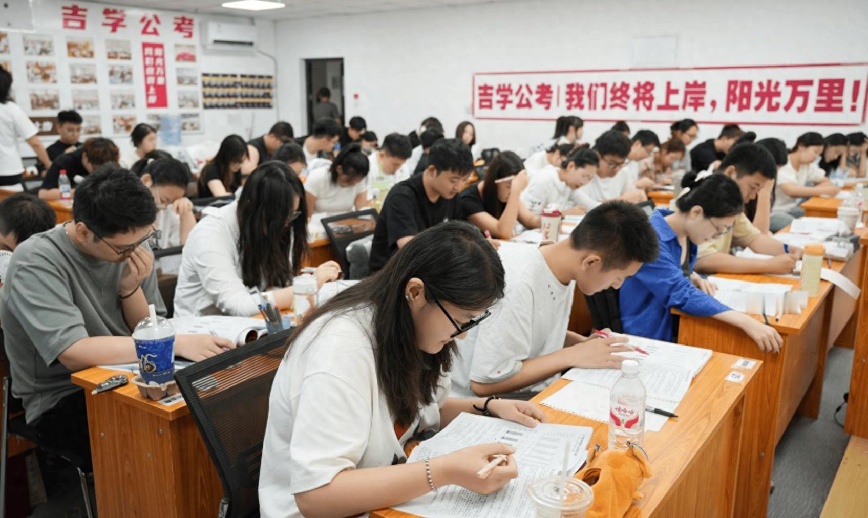 2026年公务员围城：万人争抢铁饭碗，为什么有人反向跳出体制？