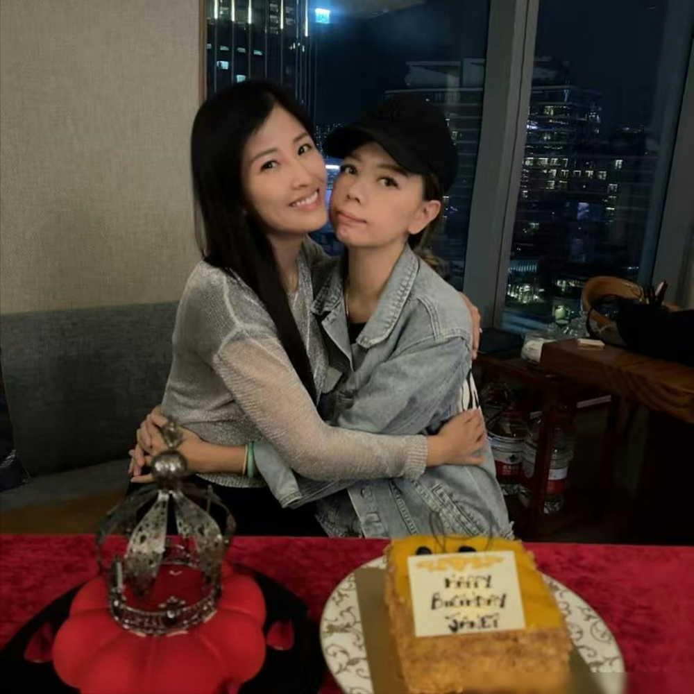 49岁钟丽淇被曝进ICU，丈夫支吾挂断电话，好友提着外卖守在门口，一时间全港都在猜她到底怎么了。
要知道，她的大女儿患罕见病，15年来她衣不解带，几乎是靠着一口气撑过来的，自己却突然倒下了。
就在大家议论纷纷，猜测她是不是也像她母亲一样患上渐冻症时，她自己发了声明，承认正经历艰难时期，但恳请大家