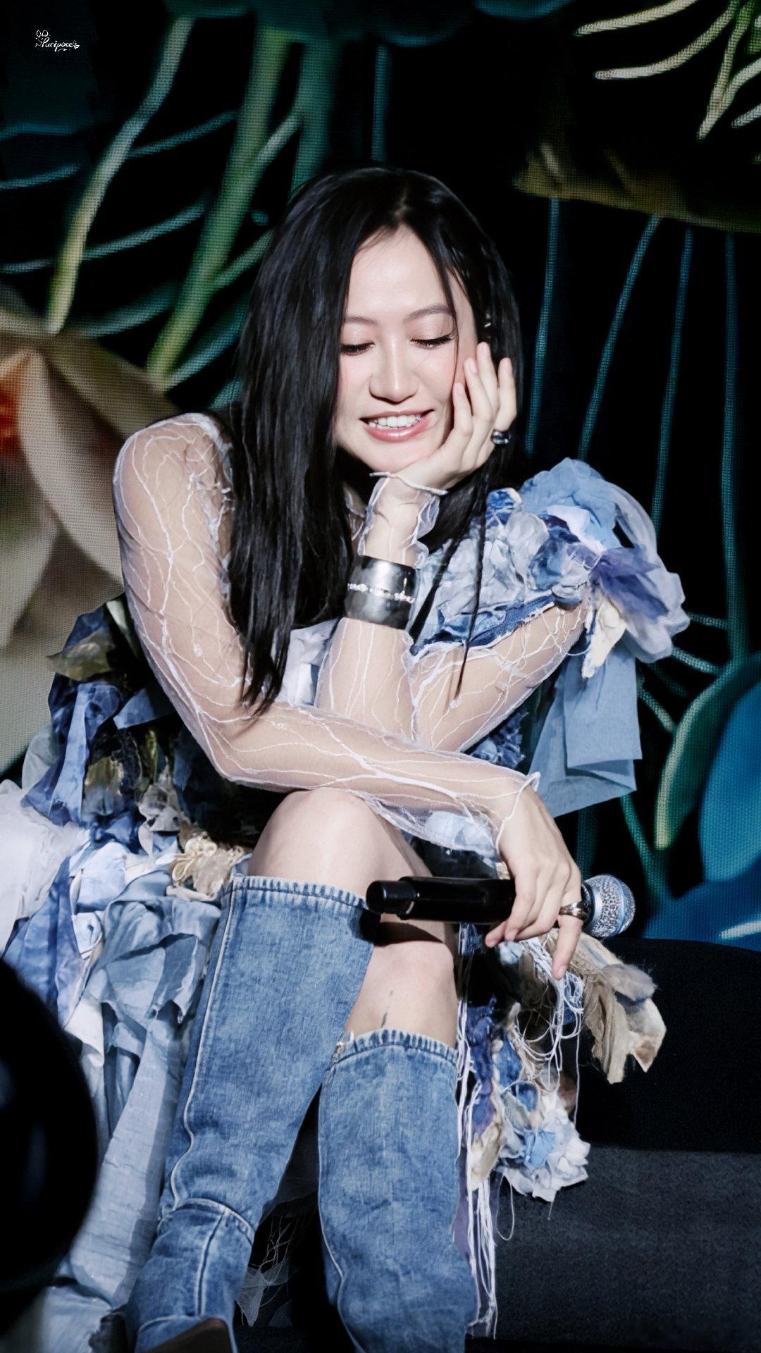 #陈粒[超话]#cl#陈粒撤回了一个飞吻# cl#陈粒下班早不代表野心小# 

所谓的追星，其实就是摘不到的 一颗星

#陈粒# ​
