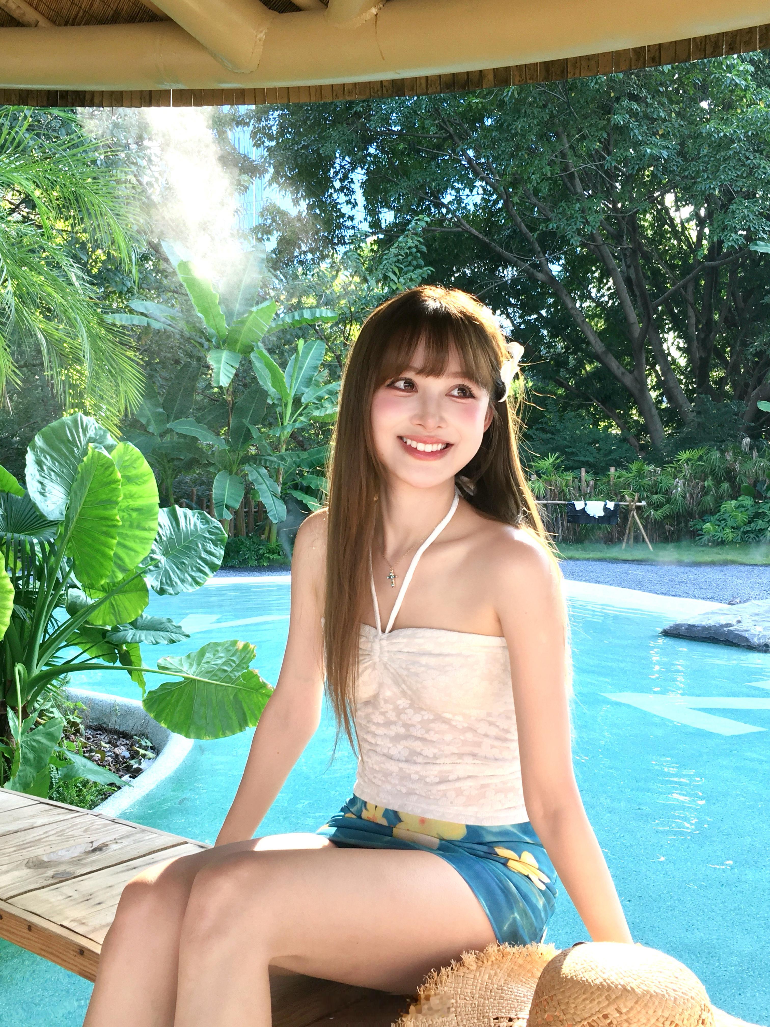 来重庆海边了耶🤩🏝️
没错 重庆 海边[doge]哈哈哈哈！其实是在一个下午茶店
和姐妹们在降温前的最后一天抓到了太阳，37°的高温我们当场全部热中暑🥵
这组图用了三个手机两个ccd✌🏻 ​