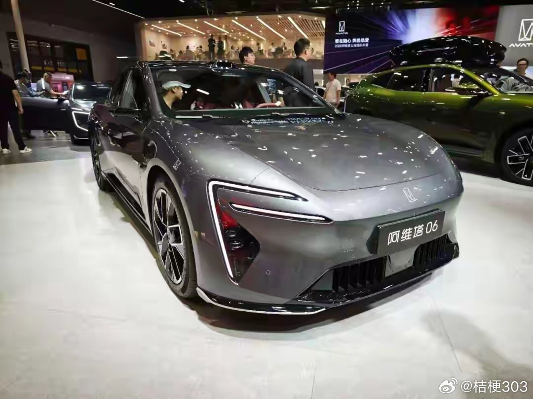 标题：深蓝要被阿维塔“吞”了？长安这步棋有点狠🚗
极氪吞领克的前车之鉴，正在长安复刻👇
🔹 阿维塔1-8月销量仅3.6万台，同比-48.7%
🔹 深蓝年内已破16万台，却可能“抬轿”给阿维塔
🔹 整合方向：深蓝并入阿维塔，冲20万+豪华线
🔹 逻辑和极氪领克一模一样：用走量品牌托举高端
说白了 ​