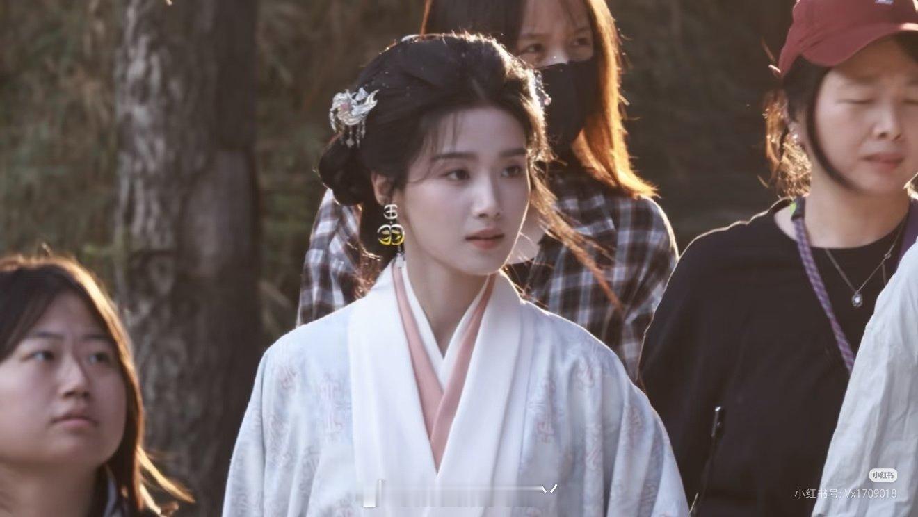 白月光来的

其实衣服花纹也不是必须要有。。。 ​