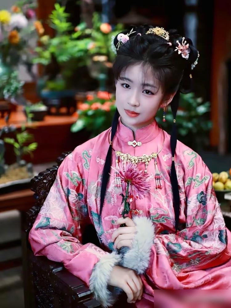谭松韵演了50集大女主，热搜干不过郑合惠子出场5分钟。
《兰香如故》收官，数据很漂亮，平台年度冠军，谭松韵一人分饰两角，从16岁演到老太太，片酬500万。但你去翻热搜，全是杜翠雀。郑合惠子那个“白切黑”反派，跟男主同框几个镜头，CP感直接炸了，全网都在嗑。
为什么？谭松韵演的是“收”，眼神、微表