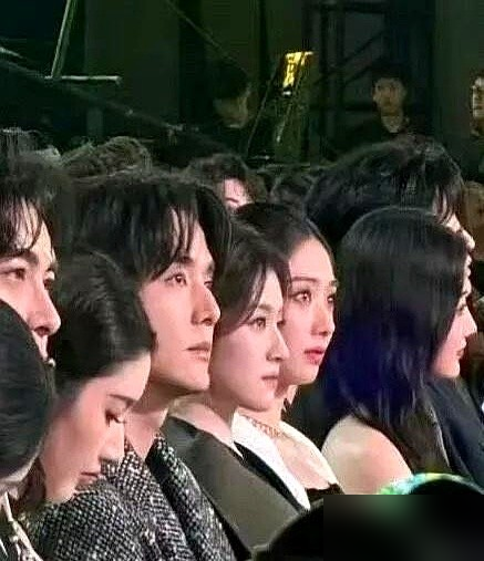 张新成又被拍了，这次网友根本不关心他俩成没成。镜头全怼在女方脖子和锁骨上，肩颈线条确实绝。
俩人多年被拍同游、同居、甚至分手疑云，工作室从来都是既不认也不否。最有意思的是2020年，网传他跟团队摄影师恋爱，天娱火速甩出12小时完整行程表辟谣，连几点在哪儿都列得清清楚楚。
反观这位绯闻女友，传了这
