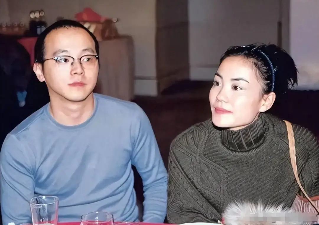 离婚27年的王菲，竟给56岁的落魄大叔窦唯留下一手好牌

说“落魄”得先掰明白。窦唯现在不是穷到揭不开锅，是主动把名气那层皮蜕了。北京胡同、云南小城、杂货铺买烟、骑个破电驴去小饭馆吃碗卤煮，有人拍到他头发花白、裤脚沾灰，就自动脑补“颓废前夫靠旧爱接济”。可真去翻他这几年的状态：发过器乐专辑《臧公》、
