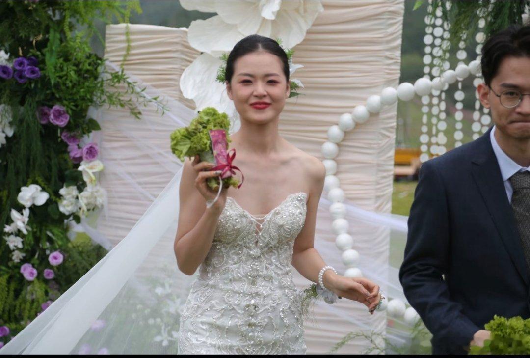 今下午刚黑天那会我妈说，去年这时候我们已经在去济南的路上了，这时候大巴车已经在高速上坏了。那天下了一天的雨。

我这才知道明天是农历的结婚一周年[哈哈]
#生活手记# 
好紧张，现在这个点连一次彩排还没开始，主持词都没顺过。很晚时候主持人用他那奥迪车大灯照着，潦草的到了山上超大风下进行了 ​