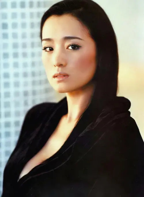那些缺一“金”的华语现役女演员（息影的不计入）[心]

👤：吴君如-缺金鸡

👤：惠英红-缺金鸡

👤：范冰冰-缺金像

👤：巩俐-缺金马

👤：刘嘉玲-缺金马

👤：张曼玉-缺金鸡
（张曼玉未公开表示息影，近几年有复出迹象）

萧芳芳、斯琴高娃等人也是华语三金准满贯女演员，但是现已息影。 ​