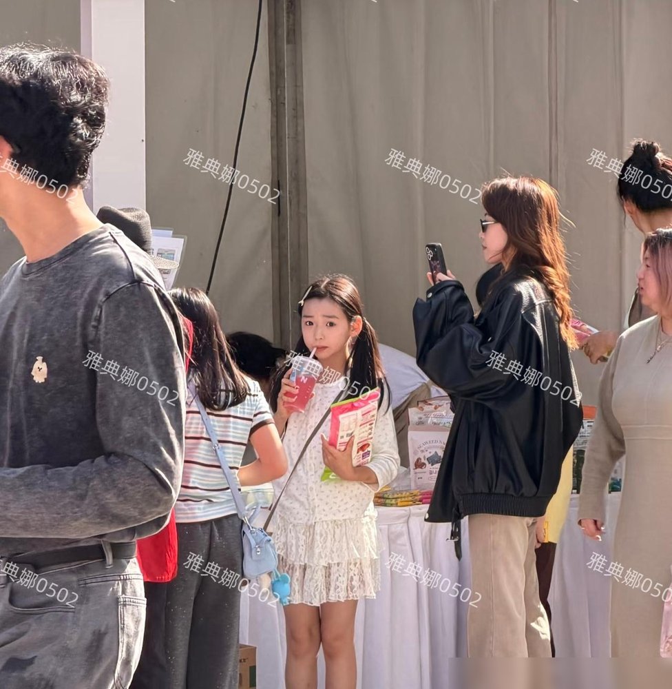 离了婚的董璇，把女儿养成了这样。
望京韩国集市，有人拍到董璇带小酒窝逛摊。无美颜生图，小酒窝瘦了，个儿窜了一截，婴儿肥褪得干干净净。白色外套配米色棒球帽，董璇站旁边，不挡镜头，也不催孩子。
小酒窝看见镜头，没躲，挥手，笑，还比了个耶。那状态松弛得，像在自家客厅。
前阵子阿那亚，她跟佟丽娅儿子朵