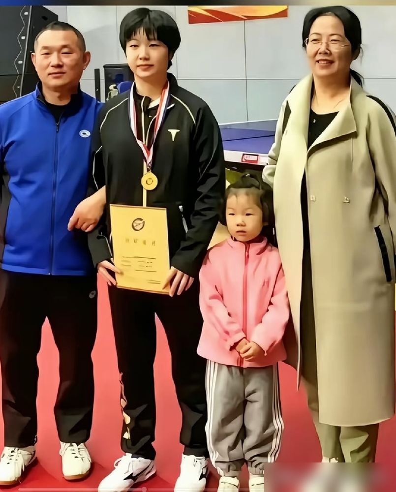 女乒世界第七输给第59，亲爹发长文说中规中矩，转头就把女儿当全家战略资产明码标价了。
蒯曼他爸，江苏射阳一物理老师，在公众号复盘世乒赛。输波兰选手一次，输桥本帆乃香一次，他写整体发挥中规中矩。网友直接炸了：这成绩叫中规中矩？
更狠的在后面。他感谢亲戚帮忙照顾父母，原话是女儿和妹妹将来成才了要还情