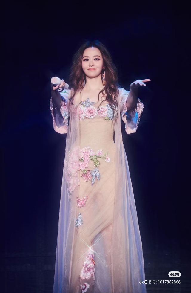 张靓颖分享演唱会幕后花絮，每场开演前，都会反复彩排，抠每一句咬字和气息。很多人觉得实力派歌手可以随便唱，其实舞台光鲜背后，是无数次练习。她说，不能因为大家觉得我唱功好，就放松标准。这些年，她坚持现场全开麦，拒绝大量修音。唱功是天赋，维持住实力，靠的是日复一日的坚持。舞台上从容稳定，都是台下一点点磨出