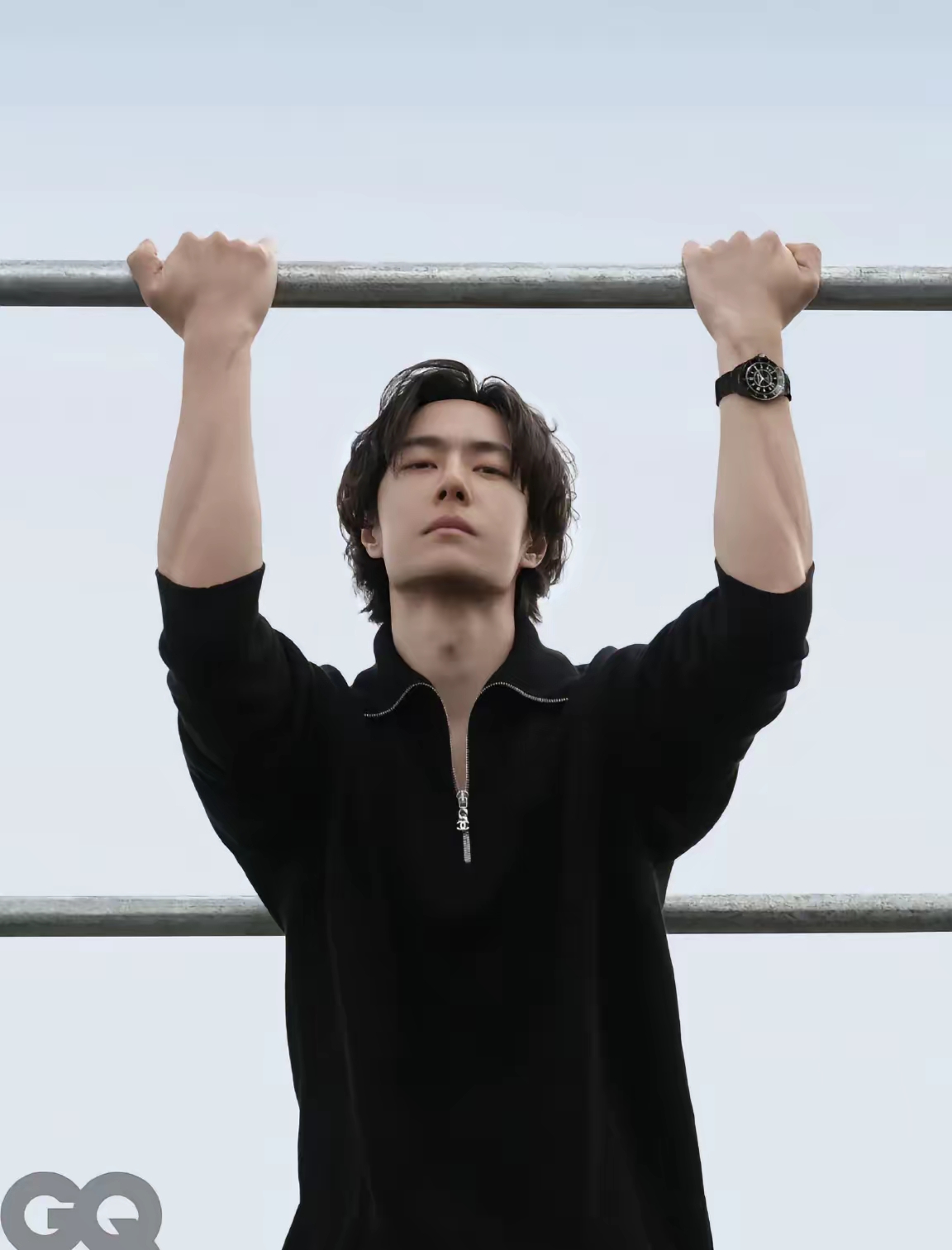 我说王一博是内娱最刚的男星，
没人反对吧？
 
他不仅起诉了和《陈情令》相关的5家公司，还把《陈情令》从自己微博简介里删掉了。
 
很多人看到这两件事，第一反应就是他在“过河拆桥”，忘了这部剧带给他的爆火。但把事情拆开来看，其实两件事本质不一样。
 
先说起诉这件事。
他告的不是《陈情令》这部剧本身