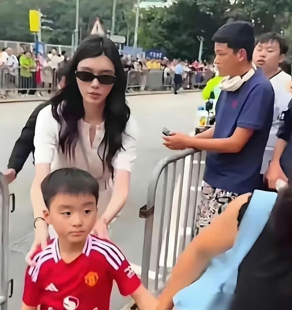 奚梦瑶儿子正脸照疑似曝光，网友一看：这脸型，太像妈妈了！
之前奚梦瑶和何猷君晒娃，儿子女儿的脸基本都打码处理，保护得很严实。
这次儿子的正脸照流出，不少人发现小朋友脸型和奚梦瑶早年的样子挺像，嘴巴像爸爸何猷君。
这位豪门长孙的脸，终究是藏不住了，但这次曝光的场景，却狠狠打破了吃瓜群众对豪门的刻