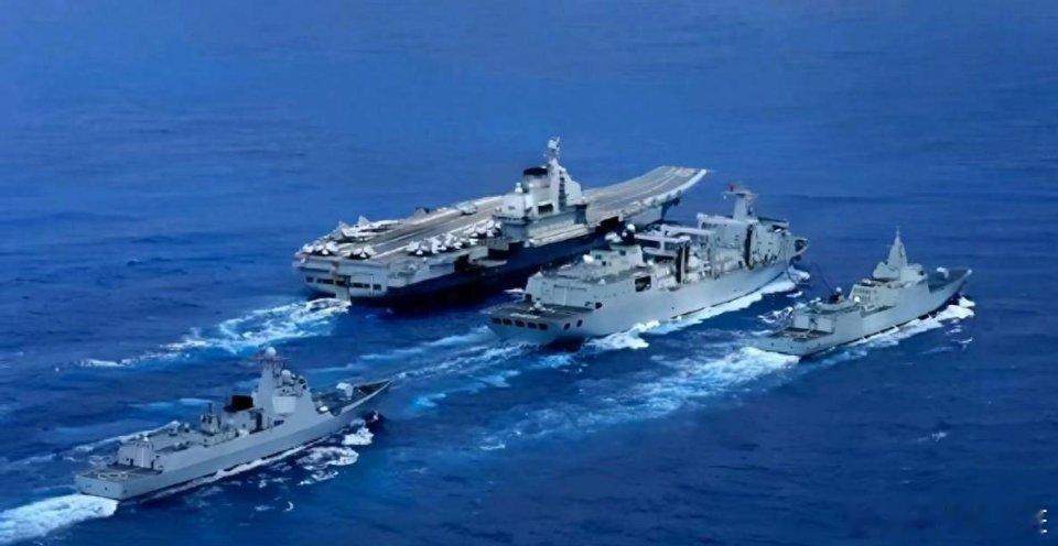 美国航母在“开倒车”，如果让马斯克来造呢？你感觉会是啥情况。

特朗普刚签了备忘录，要新建航母放弃电磁弹射，换回蒸汽弹射。

不是技术倒退，是实在修不好了。“福特”号服役8年，电磁弹射设计标准是每4166次弹射才允许一次严重故障，实测平均每181次就故障一次。设计弹射4500次，实测记录只有249 ​