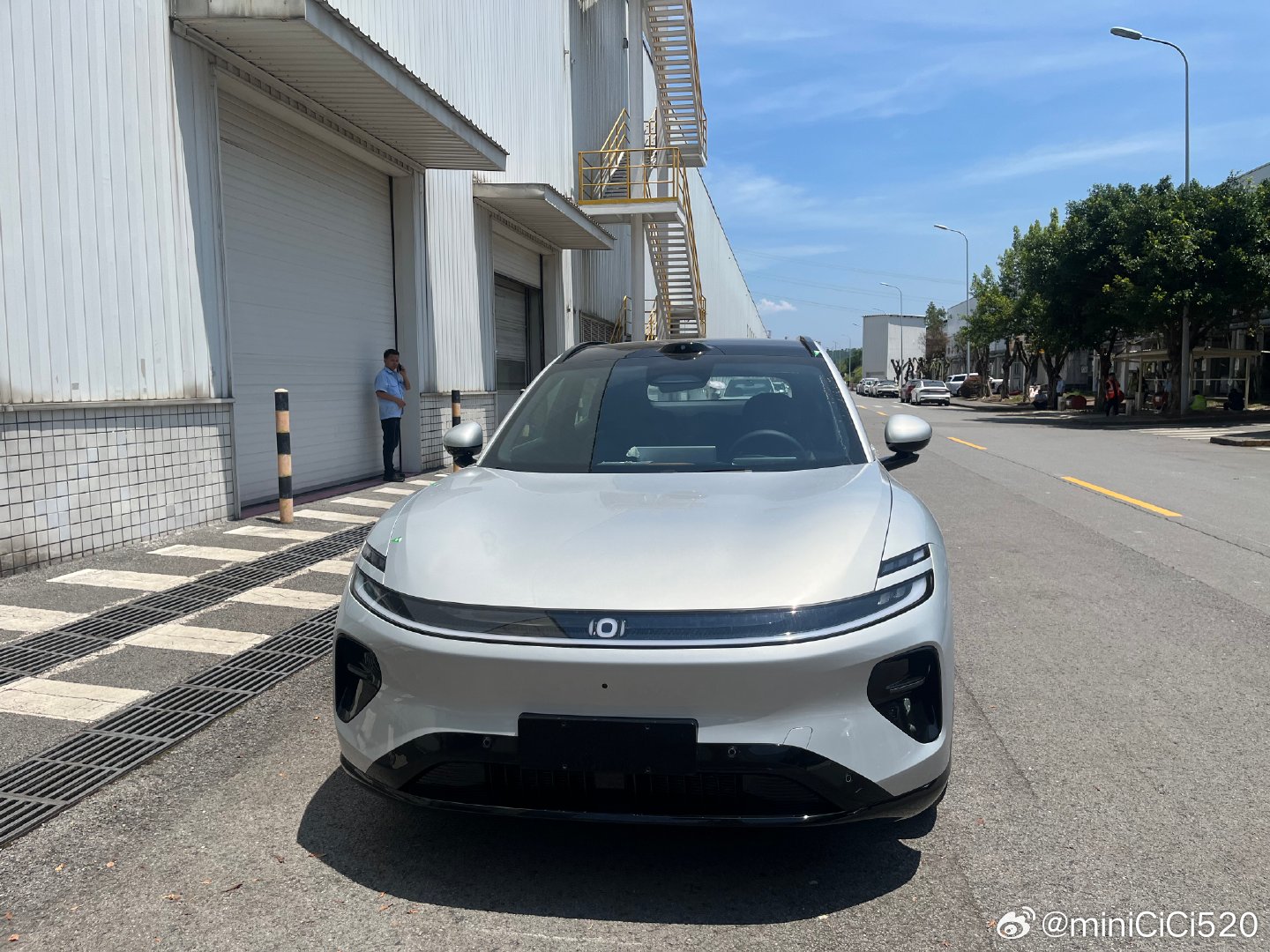 作为首任车主我谈谈启源Q06驾评感受我个人感觉是很好开的，非常好开
底盘轻但是很稳方向盘好操控
车机顺滑
智驾也开得比我好，续航也准实话实说
我觉得比我的阿维塔07好开
#长安汽车 #启源Q06 ​