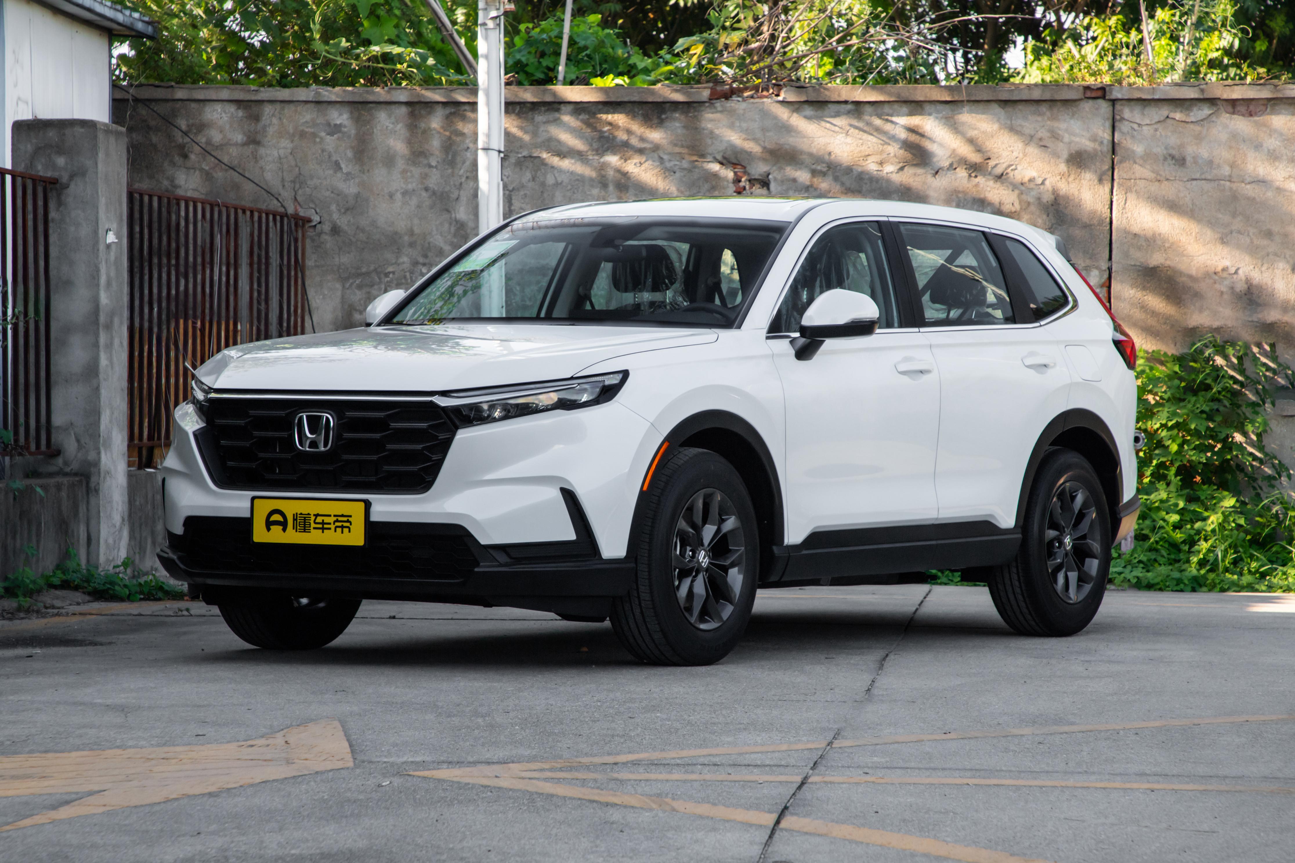 本田 CR‑V：城市家用 SUV 元老级选手，市场沉淀时间很久，整体定位务实居家。车内空间挖掘的很到位，空间利用率是它很亮眼的地方。行驶感受偏向柔和安分，不追求运动激情，老老实实服务日常通勤。外观内饰风格保守，尽量贴合大众审美，不会搞出格设计。网上很多讨论围绕家用实用性展开，可整套产品缺少抓人眼球的