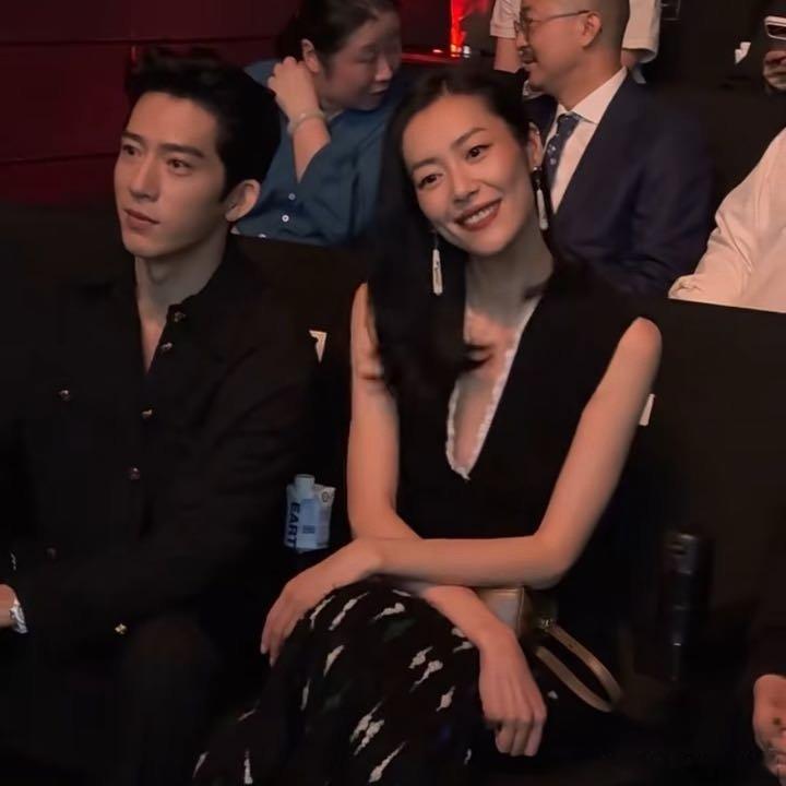 井柏然和刘雯今天再次大方合体，两人现身上海香奈儿展览活动并肩看秀，被网友盛赞“状态绝佳、般配养眼”。  一、最新同框现场：并肩而坐气场相融- 活动信息：2026年9月24日，井柏然与刘雯作为香奈儿品牌