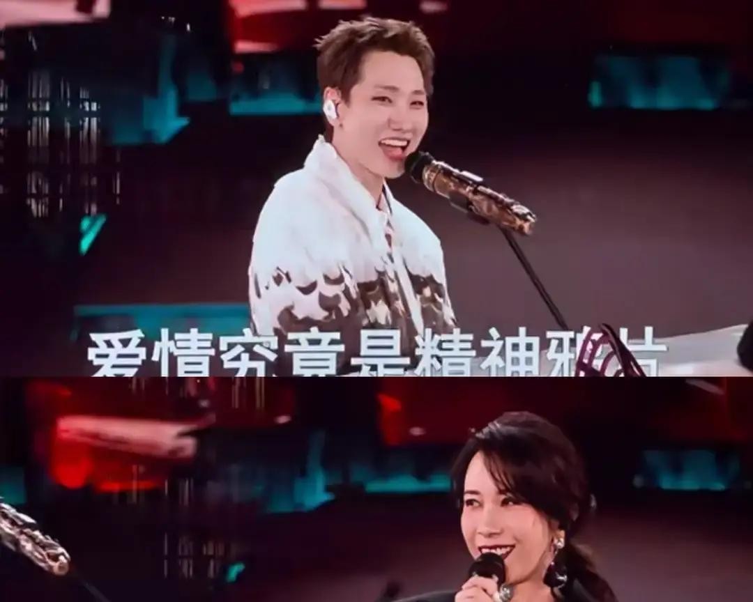 汪苏泷以后

估计不会邀请莫文蔚到他演唱会了，
今天汪苏泷在北京开演唱会，莫文蔚到场当嘉宾，两个人合唱《阴天》，画面一出来就很有戏。
汪苏泷坐在琴前开唱，手在弹，眼神却越来越飘，像是临时被舞台灯照出了心事。
莫文蔚一边唱一边托着下巴看他，气场稳得很，像在看自家小孩认真交作业。
唱到后面，汪苏泷脸都红