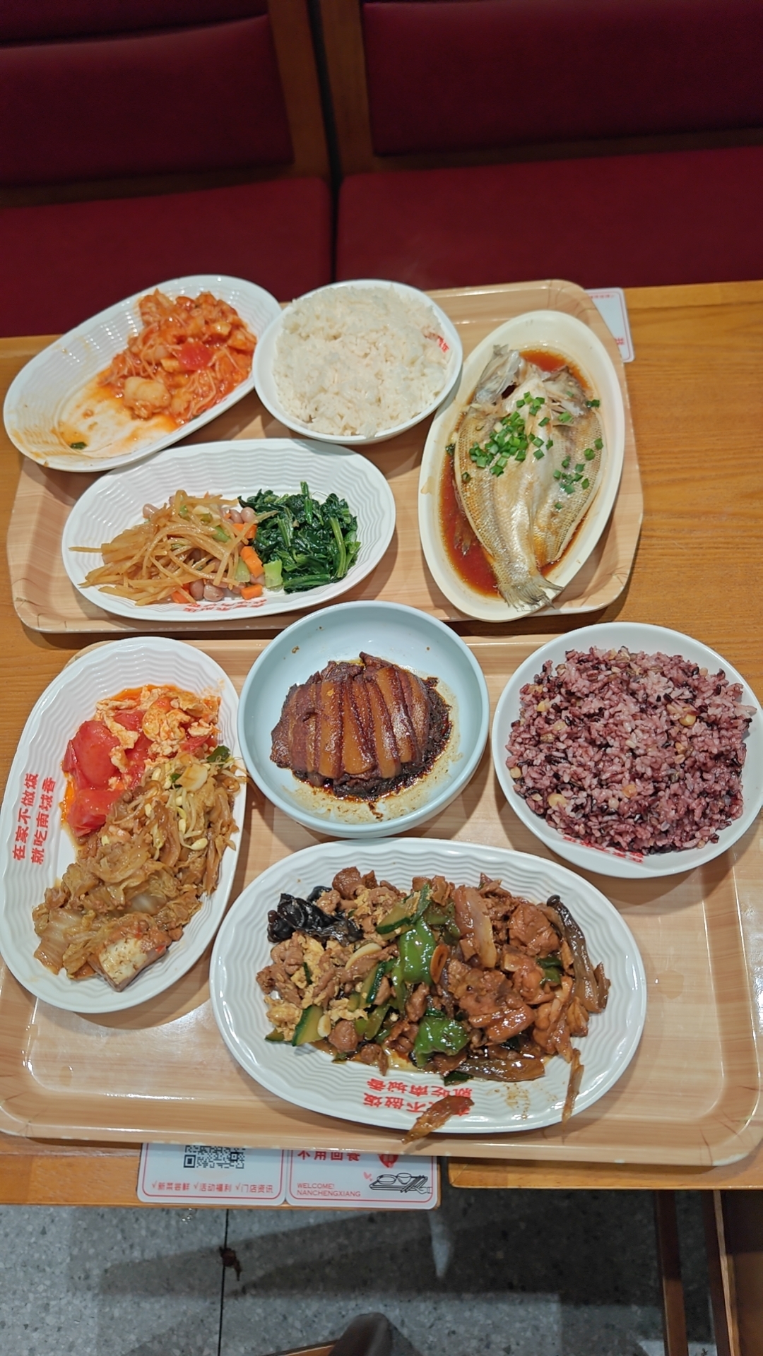 昨晚我俩在楼下吃的这顿饭，总共花了八十三块钱。菜全是现点现炒，按斤称重，荤菜一个