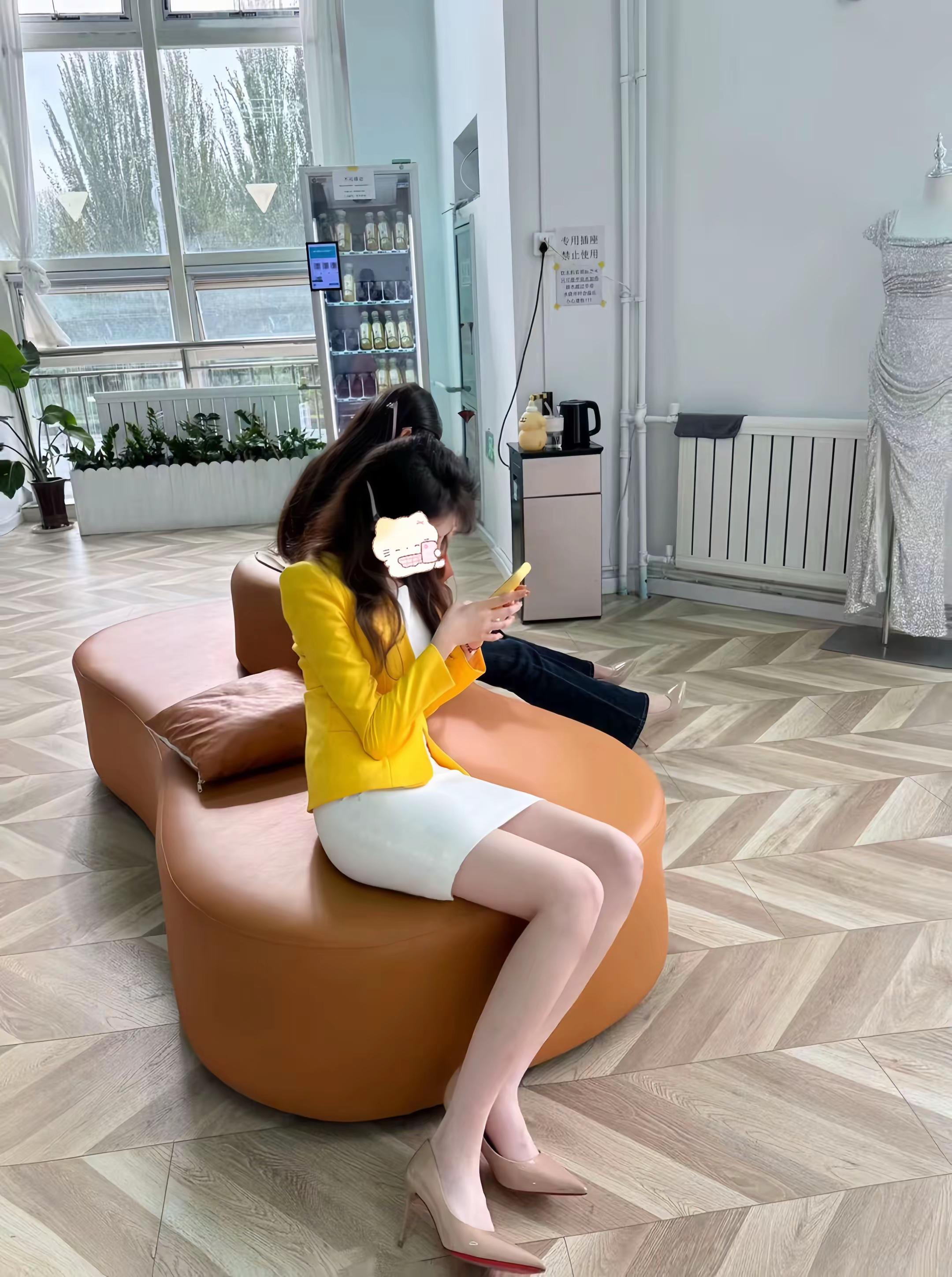 从小到大一直羡慕穿高跟鞋的成熟知性大姐姐轮到自己了 这下不羡慕了 脚磨破了