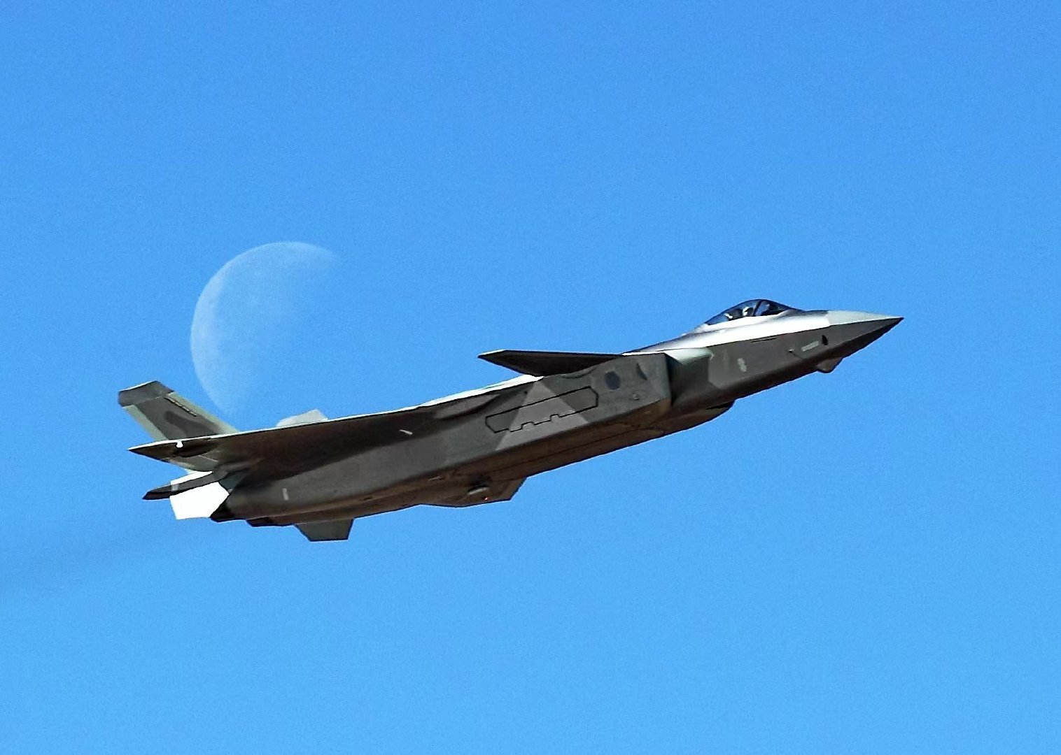 #中国空军# 歼-20（周闽 摄影） ​
