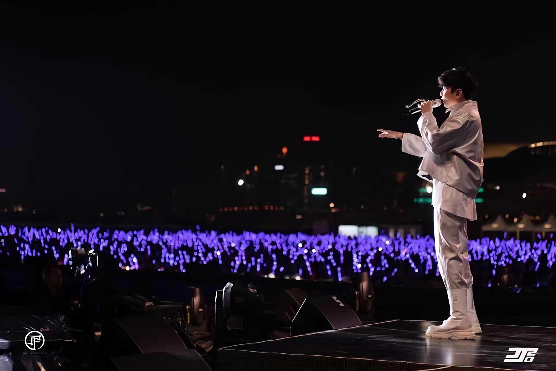 白色这套衣服在我眼里就是YYDS啊。最后一张紫色JJ配水晶钢琴绝绝子林俊杰jj20世界巡回演唱会 2023年一定要去看场演唱会 行走的cd