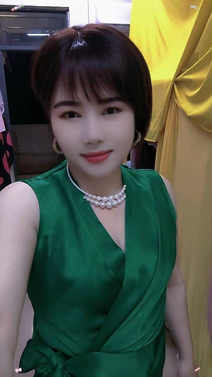 <p>优雅气质 短发小姐姐 <!--{img:0}--><!--{im...