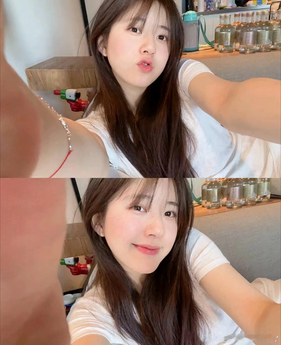 #赵露思[超话]#
你喜欢哪几张赵露思萌萌的照片呀？ ​