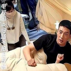 井柏然在片场一把脱下外套把冻僵的孙千裹住时，旁边助理的毛毯甚至都还没递到跟前。
当时片场刚喊卡，摄影机甚至都还没全撤。
他压根没管周遭几十个工作人员的目光，更没找机位摆姿势，就是纯粹的下意识反应。
现在很多剧宣期情侣，镜头前硬凑一块儿营业，导演一喊停立马拉开两米远，生怕沾上一星半点绯闻，虚伪得