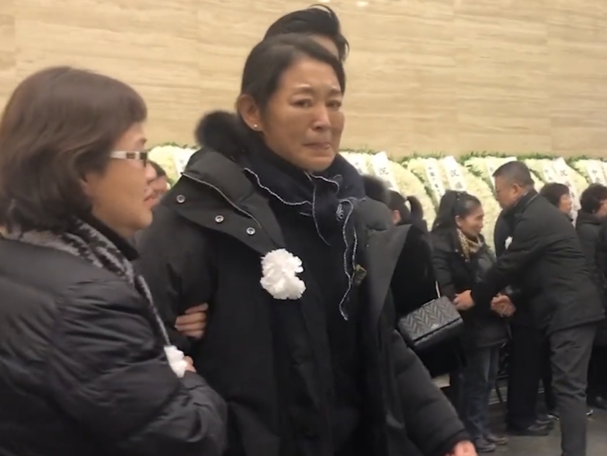 倪萍短短几年间已经悲痛送别了多位好友。
93岁的著名演员彭玉去世后，倪萍第一时间发文悼念，并配了一张他们在22年前共同出演的电视剧《浪漫的事》的剧照，照片中的母女四人中已经走了妈妈和妹妹朱媛媛两人，让人是唏嘘不已。
就在上个月，正在新疆工作的倪萍听到几十年的同事加好友敬一丹去世的消息后，直接哭到浑身