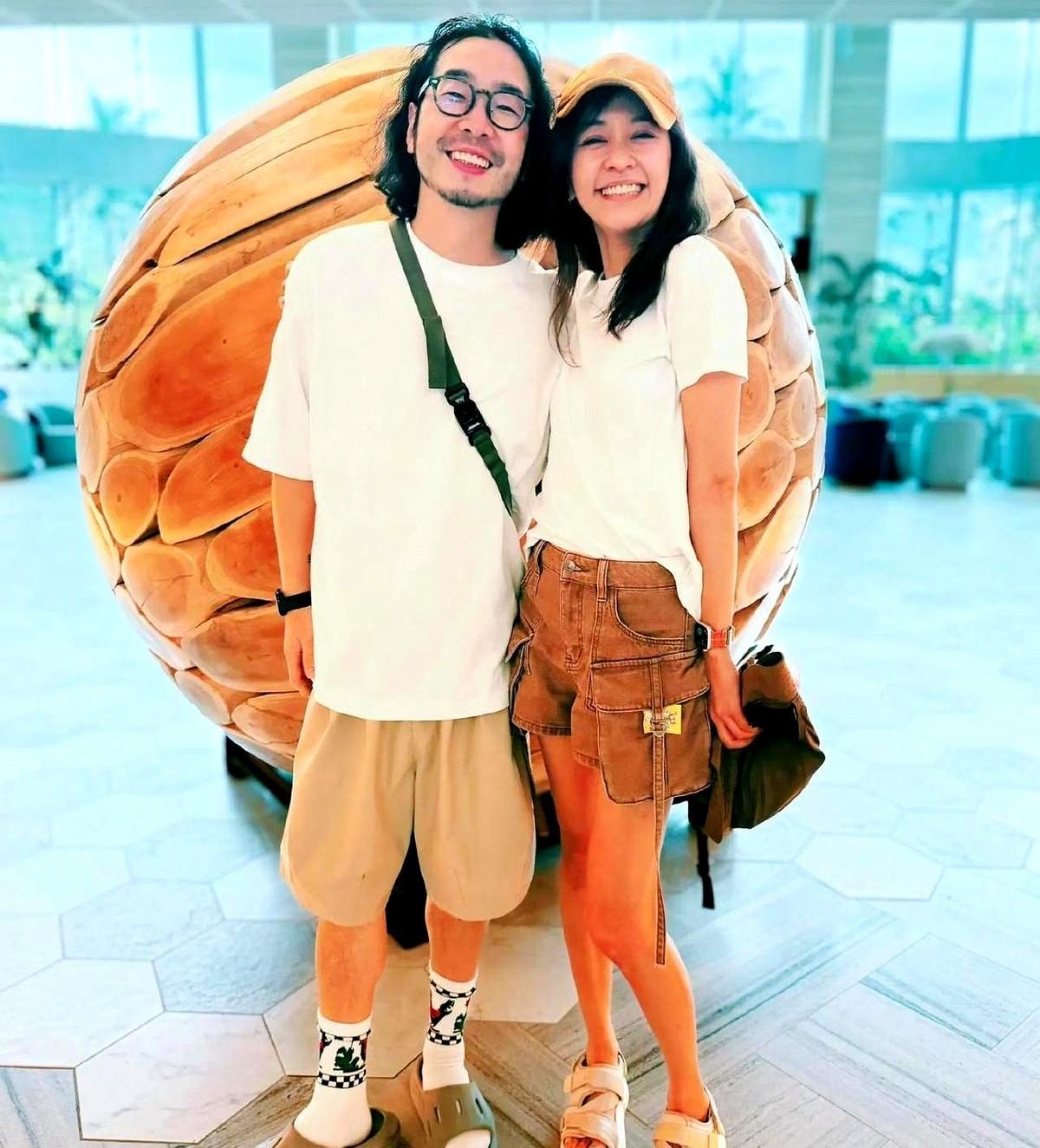 陈意涵戳了戳老公许富翔：你娶我，是不是就为了“洗基因”？

许富翔扶了扶眼镜，没半点犹豫，点头承认了。

他说，我们家几代单眼皮，好不容易你嫁过来，给我改良了。

后来有朋友开玩笑，想跟他们家结个娃娃亲。

许富翔直接摆手：那不行，我这基因改良的成果，可不能再给改回去了。

一句话，是玩笑，也是实话
