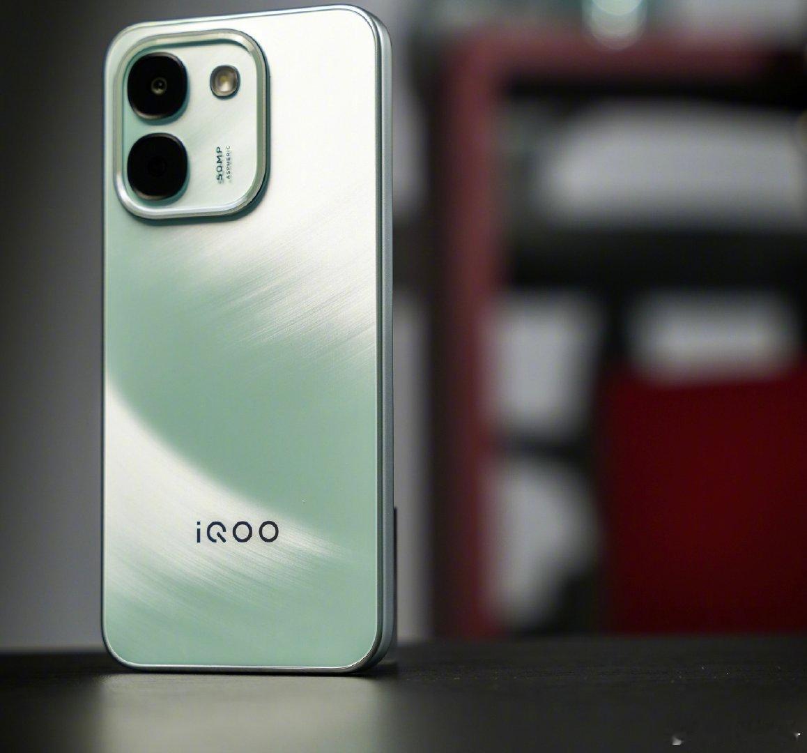 iQOO Z11S厚度8.59mm、重量225g，搭载万级大电池，采用单电芯和第四代硅负极，达到了859Wh/L的能量密度，续航无忧#欢子 退赛# ​
