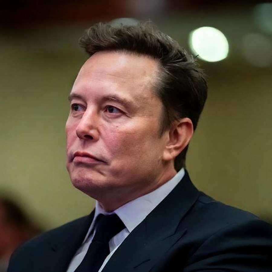 谁下的令？不是五角大楼，不是特朗普，是马斯克。

“星链”限制乌军访问，周三爆出更轰动内幕：这道命令竟由马斯克本人直接下达。战争的决定权历来属于国家政治军事统帅，如今世界首富却绕开他们，直接拨动战争方向。若属实，至少在全球焦点战争的焦点环节上，这是第一次。

这已经不是单纯的商业行为了，这是一次赤裸