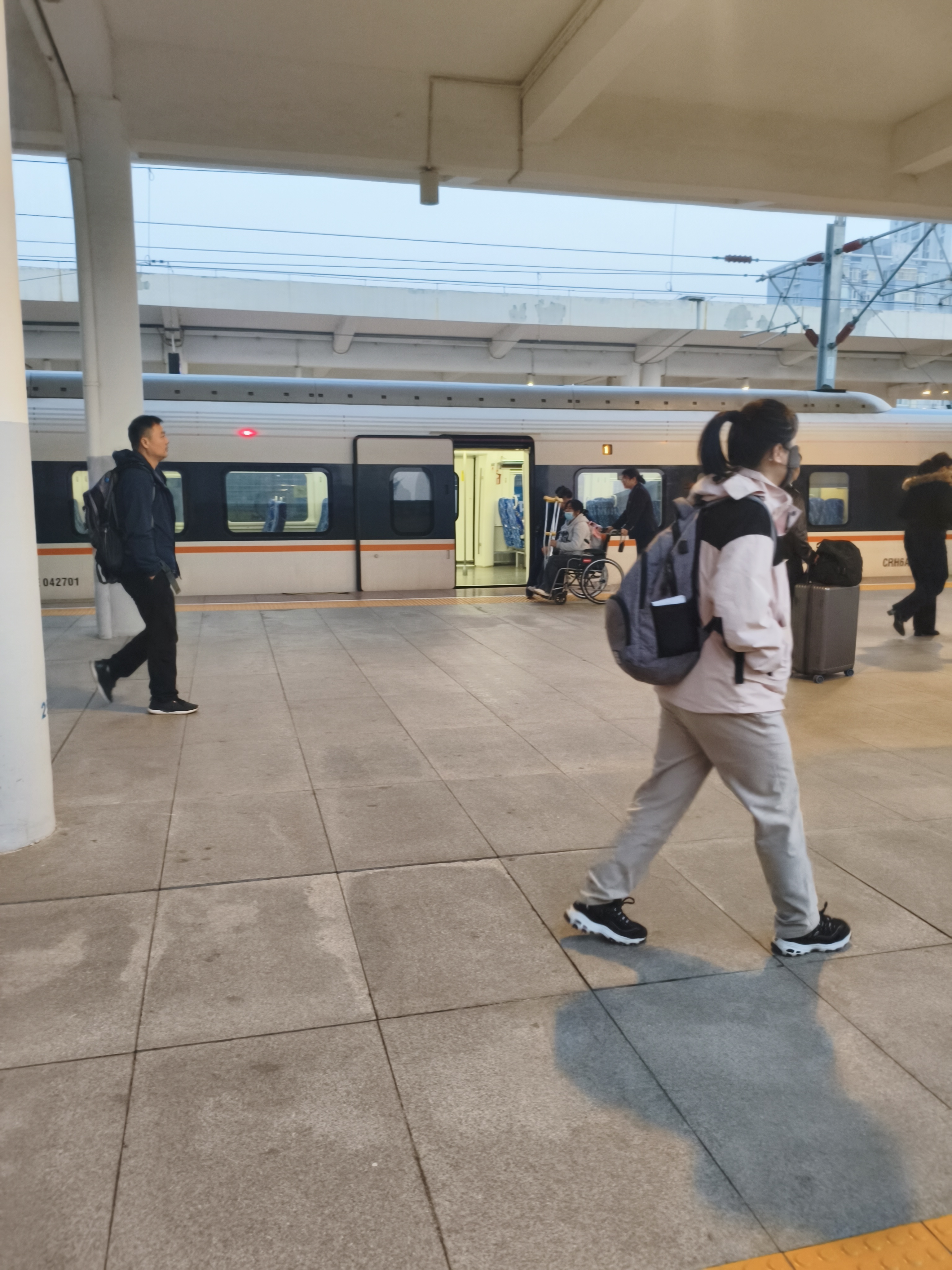 昨日乘坐高铁，在焦作站下车时被这一幕感动到了。 一个身形不便的美女拄着...