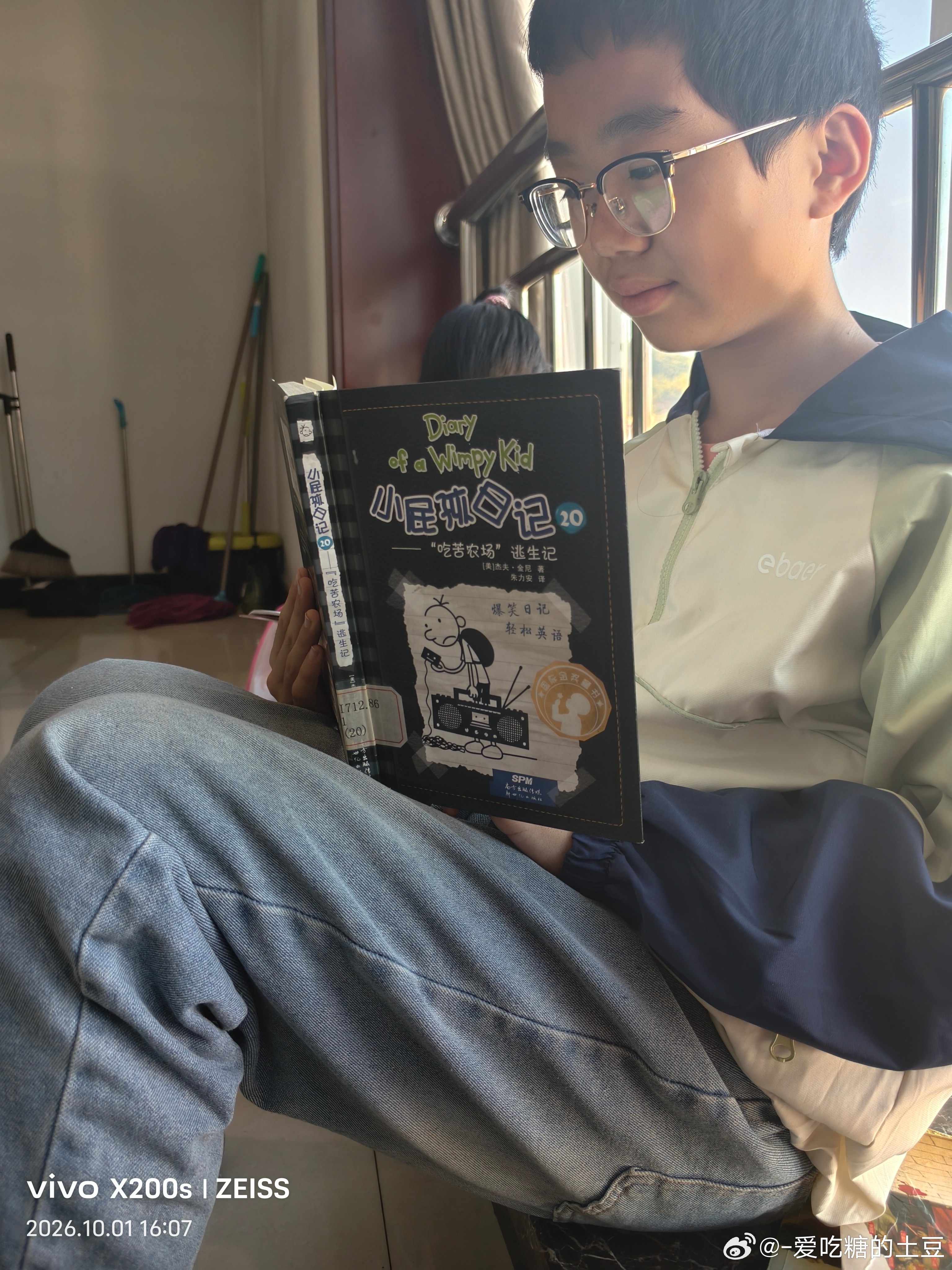 2026年9月29日，马斯克在白宫回应AI取代工作的焦虑时，提出了比“全民基本收入”更激进的普遍高收入构想，宣称AI与机器人将开启人人富足的“丰裕时代”。  一、核心构想：工作变可选，人人享高收入-