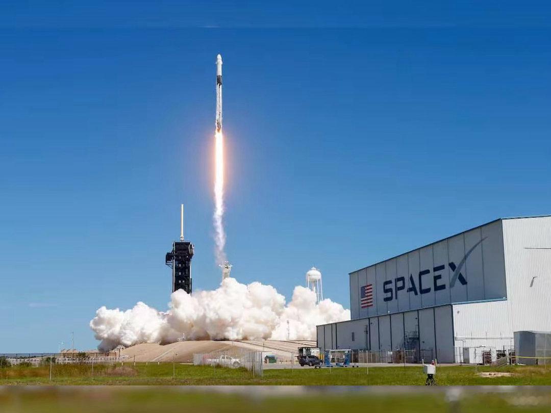 马斯克计划捐赠SpaceX股份引热议
​​马斯克官宣计划，拟向美国未成年孩子每人赠送一股SpaceX股权，这笔捐赠账面规模高达上百亿美元，迅速引发全网讨论。
​​很多人感慨，普通人也有机会分享航天企业成长红利。但冷静来看，SpaceX是私募股权，不能随时卖出，价值只是账面数字。同时税务规则、发放资格 ​