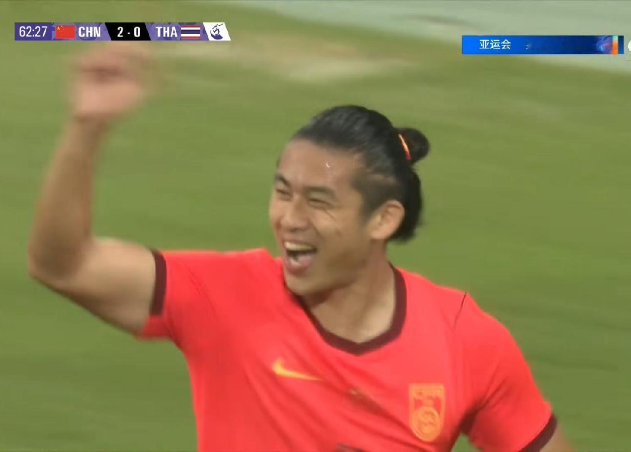 下半场开局又又破门！国足3-0领先泰国！稳守反击是关键！
 
下半场刚开场，中国队高位逼抢再度奏效！直接在泰国队前场就地发动攻势，胡荷韬再下一城！比分来到2比0！上半场补时已经靠乱战乌龙取得领先，下半场开局又扩大优势，这个局面非常理想，四强名额已经握在手里大半！
 
现在形势大好，主帅立即用张玉宁替