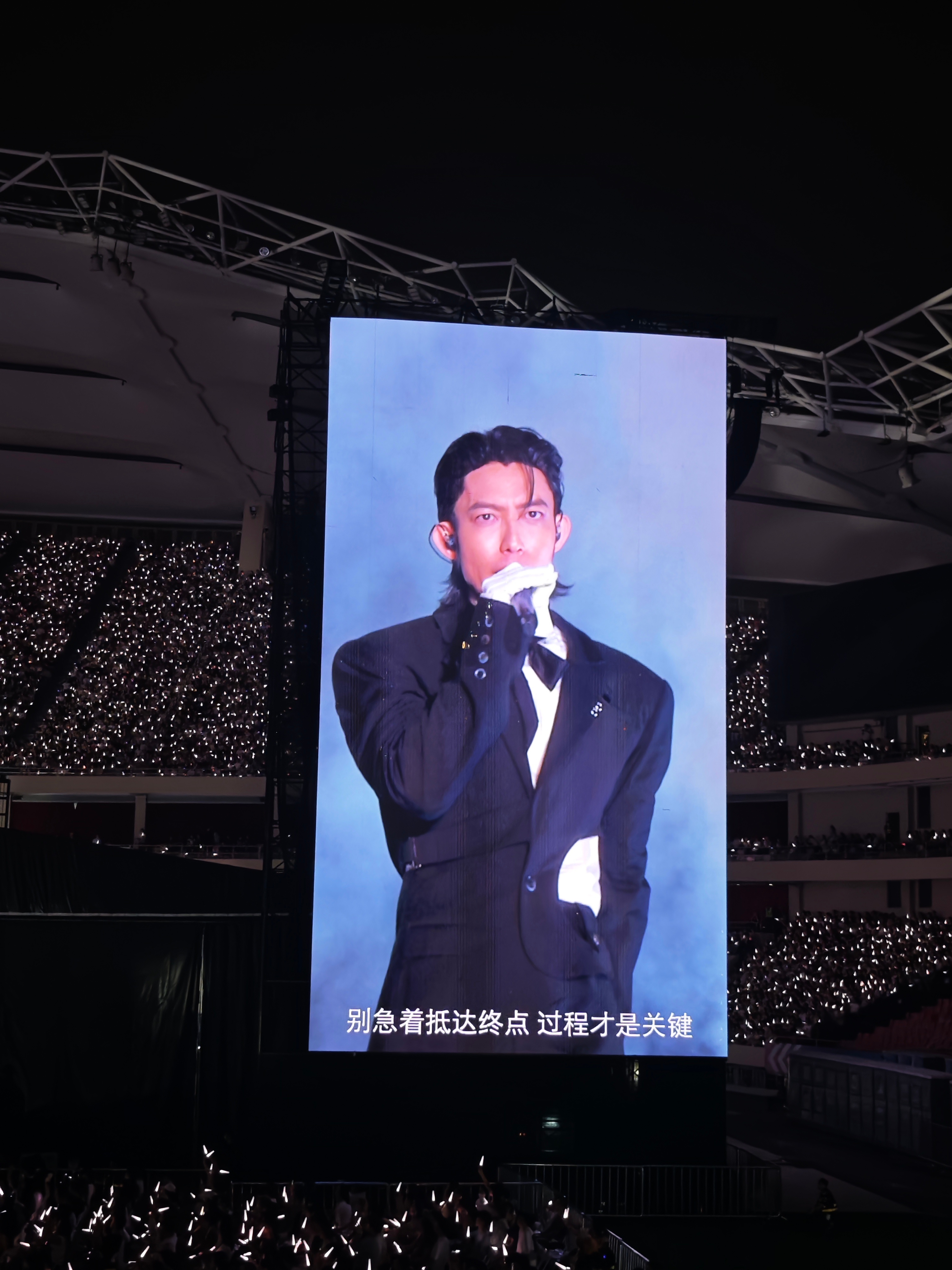 #唐醋排骨来一块# 
让我们暂停手里的工作，恭喜这位女士离自己的目标又更近了一步！！！
前段时间导演大鹏获奖，评论区说：“人是需要一些世俗意义上的成功来保持少年心气。”我是这样的人，需要一些很明确的收获来证明，那些辛苦耕耘的日子是在扎根，而非真的碌碌无为。
上个月答辩，被3个评委轮番拷 ​