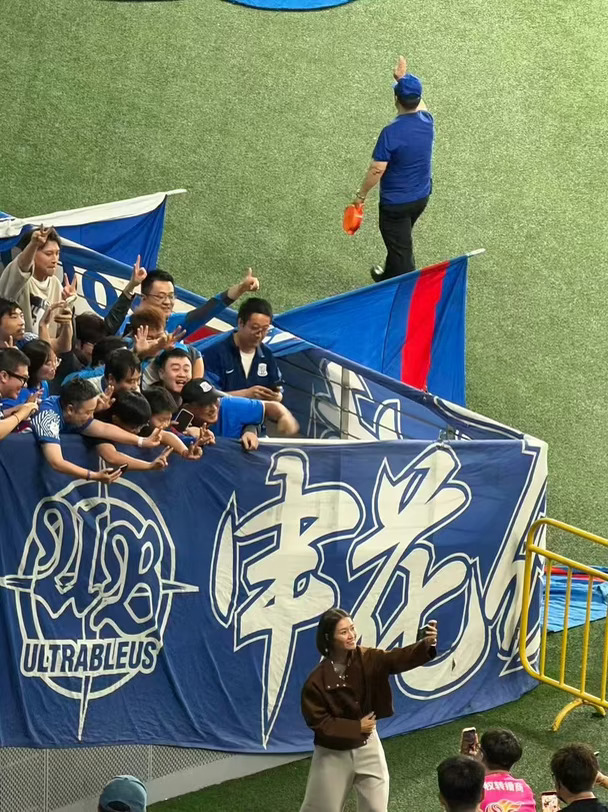 李娜现身申花💙足球场