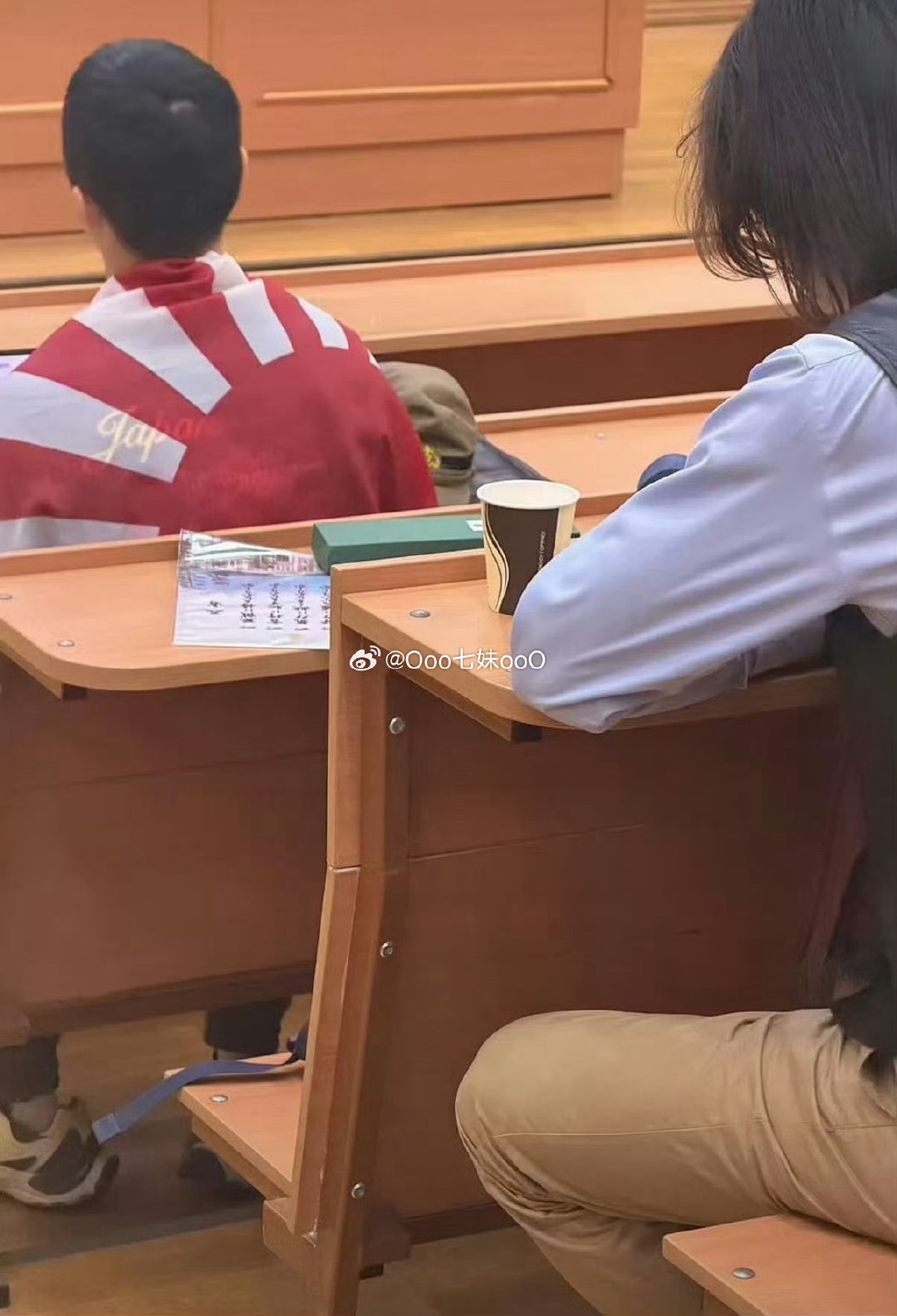 #人民日报评对精日言行零容忍#
人民日报评中国留学生在课堂上身披旭日旗：“精日”分子拿民族苦难娱乐，为侵略罪行开脱，暴露个人精神的病态、价值观的塌方！ ​