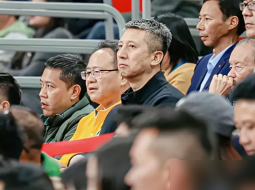 郭士强坐看台第一排，眼睛死盯着广东队那几个年轻后卫，笔记本上划得飞快。
没人搭理他。也没人敢过去递烟。
CBA季前赛汕头站，他专门来看广东、山东的小将。11月26号和29号两场世预赛，CBA得停30天给他凑人。
老郭放话了：名气资历不看，大门敞开。职业队、体制内、青年队、大学、海外，全算数。