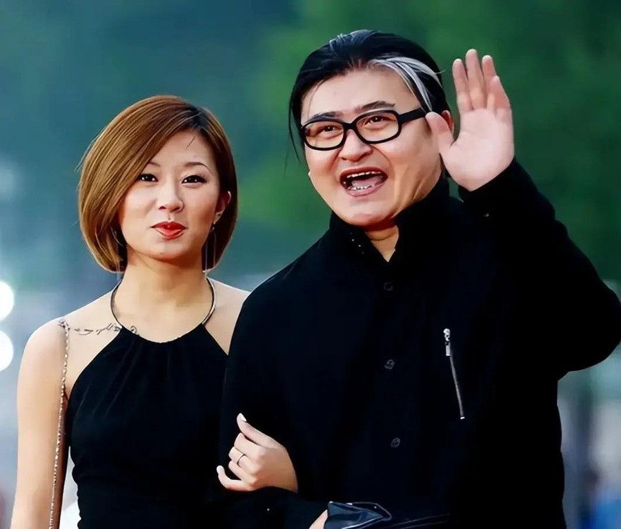 刘欢走了才三天，全网盯着他35岁红发女儿骂“管不住”，可人家住重庆搞摄影不靠爹，他留的2000万公益金还在给年轻音乐人发钱
2026年9月25日上午9点52分，刘欢在上海病逝，63岁。讣告只有两句话：退休教师，丧事从简，不办追悼会
可热搜底下比讣告热闹多了。没人先聊《好汉歌》，全在盘他闺女——35岁