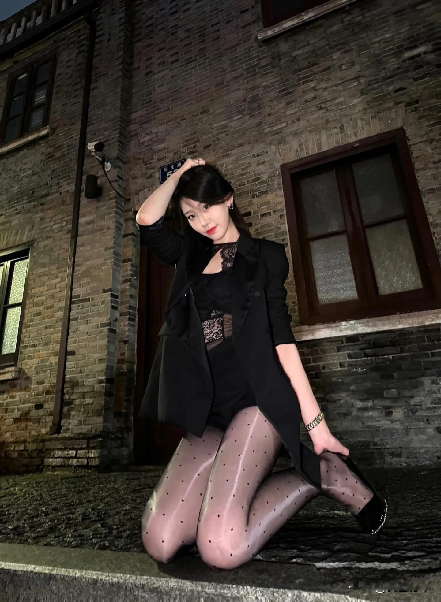 夜色下的性感黑丝女郎，魅力十足[舔屏]＃ 大长腿