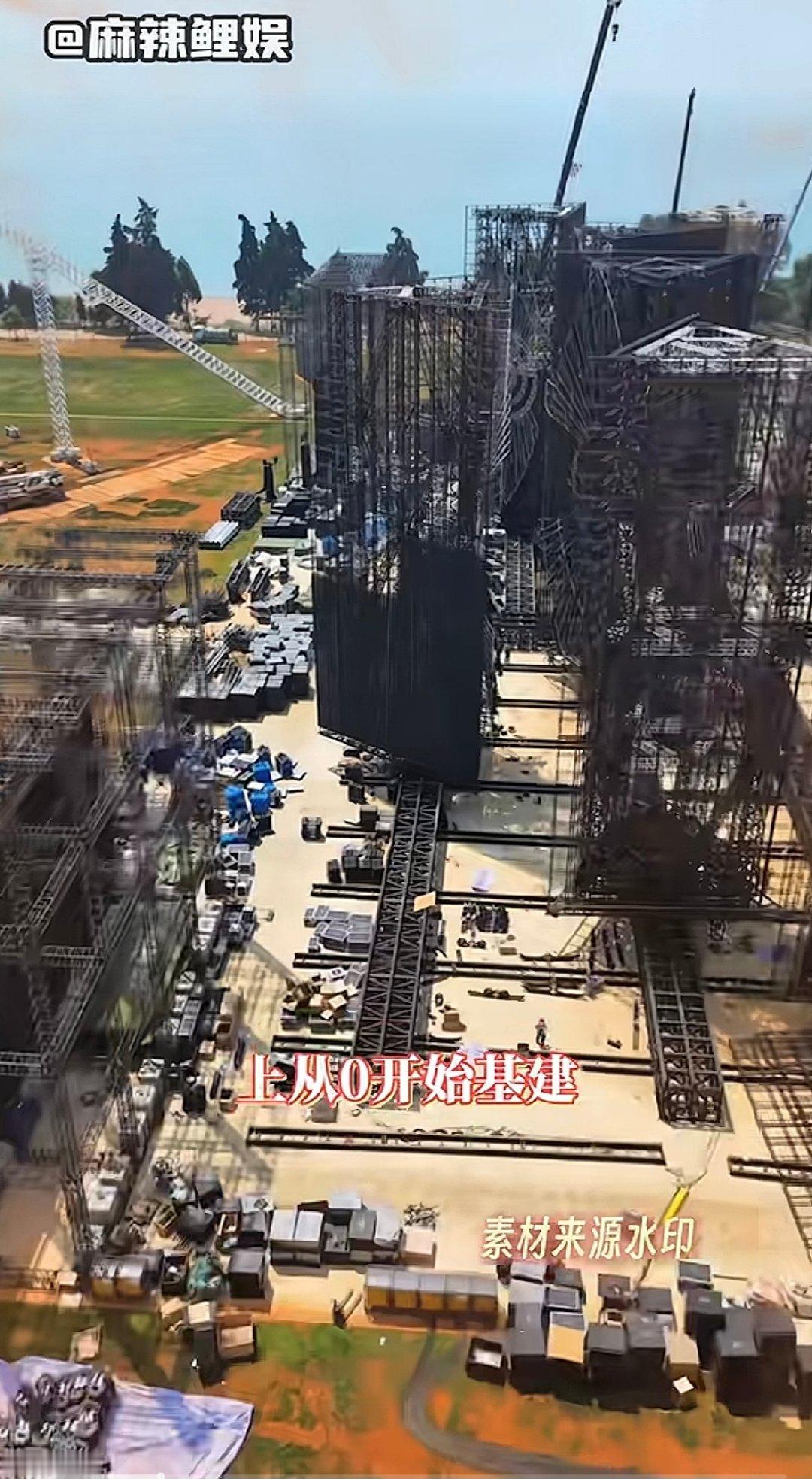我没看错吧…华晨宇要在南京搭建一个小镇用来开演唱会…牛的我说不出别的话了… ​