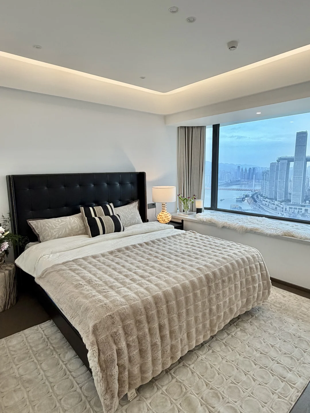 在重庆挖到江景房，高颜值皮床真的绝了