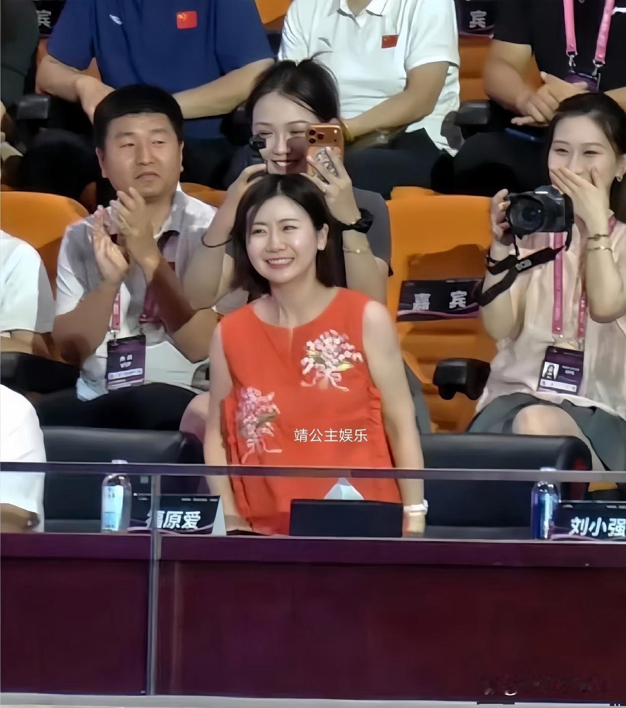 福原爱到西安参加邓亚萍杯乒乓赛开幕式，她是特邀嘉宾。现场，她用流利中文和球迷交流，还参与了开球。现在的她没了赛场锋芒，穿红色休闲礼服，腰身变粗，没了运动员那股劲儿，看着低调又随和。这也是她和邓亚萍多年后在国内再次同框。两位老对手不但同台互动，还去当地中小学做公益，指导小球员、捐赠 ​
