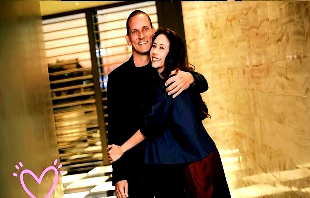 跟初恋Johannes分手20多年后重逢结婚，整整15年没生娃，给德国老头当后妈，莫文蔚这牌打得太绝了。

三个继子女硬是被她熬成了自己人。不靠血缘捆绑，全靠活得明白。她的后妈哲学就四条：不过界，不抢戏，该出钱出钱，该闭嘴闭嘴。

这边家里一团和气，那边事业火力全开。米兰看秀，跟汪苏泷发新歌，金曲奖