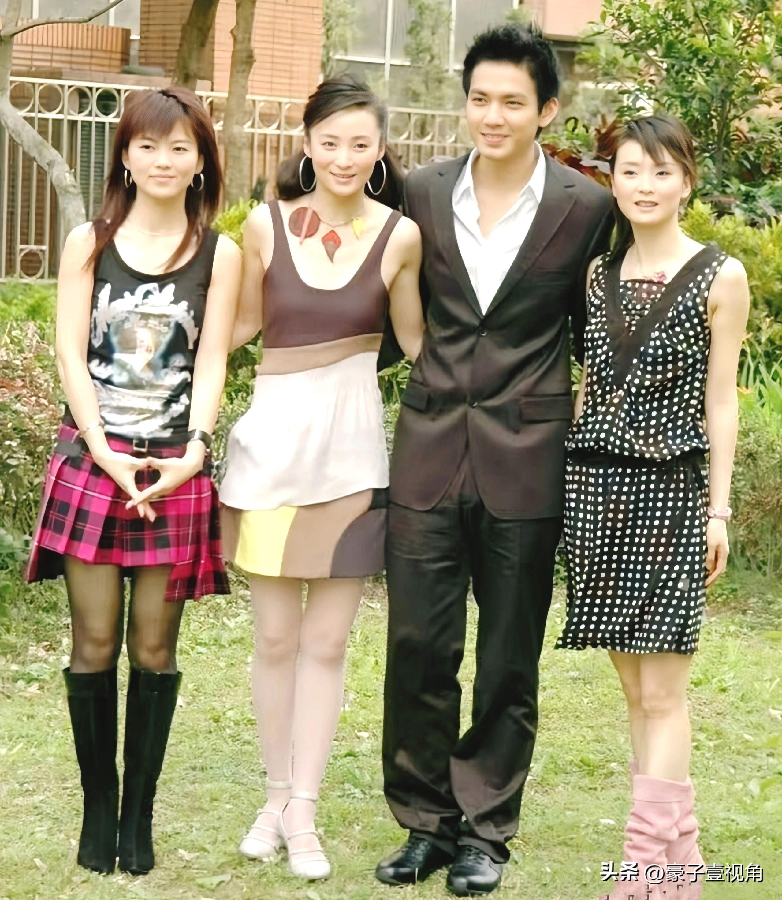 一张年轻时的李湘（左）与同事王艳等人的合影。

这张照片摄于2003年，彼时尚未至而立之年的李湘还没完全离开湖南卫视，又主持又涉足演艺圈的她，星途可谓一片光芒，名声大噪。

单看照片中的李湘，一头染发、大耳环、高筒靴、小短裙、坎肩衫，十足一个超级“时尚范”，绝非泛泛的平凡女流之辈。

是的，若干年后