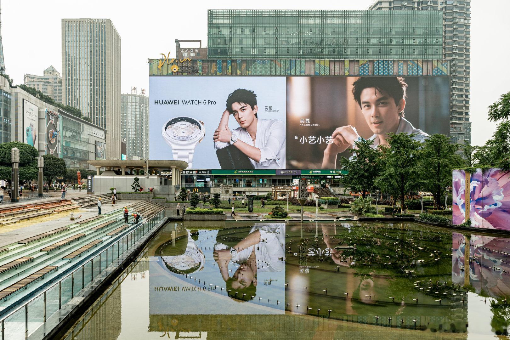 #吴磊同款华为WATCH 6系列开售# 史上颜值最能打的华为WATCH 6开售啦，全国还有多地商圈c位广告牌宣传海报，牌面拉满了 ​