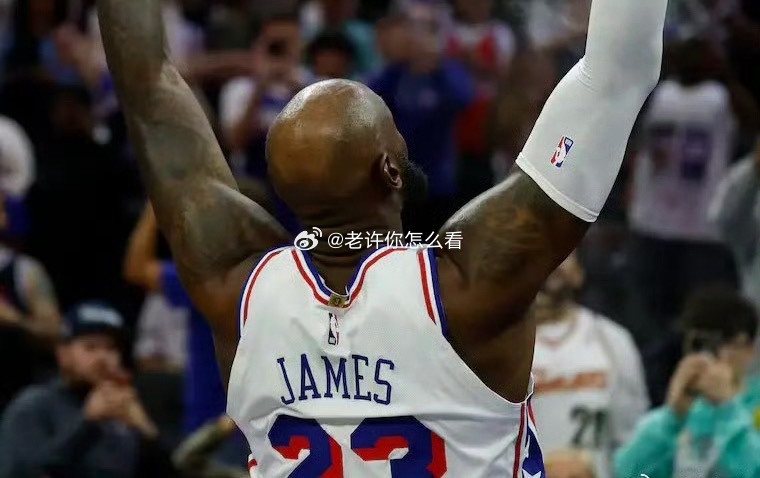 #詹姆斯回应76人战胜尼克斯#
NBA揭幕战，麦迪逊广场花园迎来特殊之夜，尼克斯领取总冠军戒指、升起冠军旗帜，而76人客场106-100击败卫冕冠军，完成詹姆斯76人生涯常规赛首秀开门红。本场老詹出战34分钟，拿到14分9篮板7助攻，数据不算炸裂，但串联与防守价值突出￼￼￼。

赛后采访，詹姆斯谈到这场比 ​