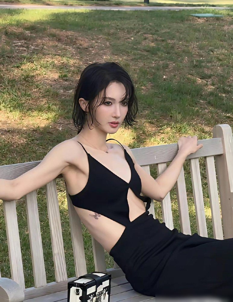 金晨胸口多了只蝴蝶，工作室反手就把一群人告了。
她去洛杉矶进修英文，结果网上传成“出国生子、准备退圈”。9月1号律师声明直接甩出来，说有人建群、付费找人批量发黑稿，已经起诉。
这帮人图啥？就图她太瘦、太红、太不按套路出牌。
再看综艺，《现在就出发》第四季她缺席了，唯一常驻女嘉宾换成王楚然。前三